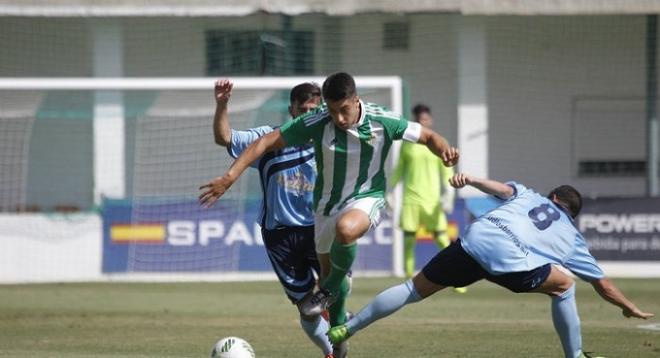 De la Hoz sortea a dos rivales en el partido ante Los Barrios. (FOTO: Real Betis)