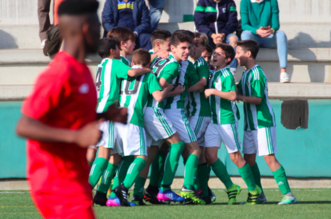 Los jugadores del Infantil del Betis celebran un gol (Foto: RBB).