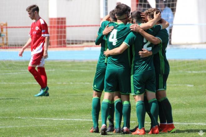 Los jugadores del Betis B, celebrando uno de sus goles. (FOTO: RBB)