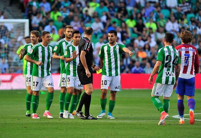 Varios jugadores del Betis protestan al árbitro (Foto: Kiko Hurtado).