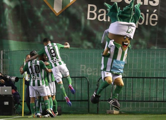 Rafa Navarro celebra el gol con varios compañeros.