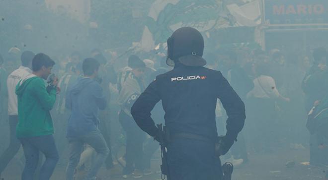 Presencia policial en el último derbi. (Foto: Kiko Hurtado).