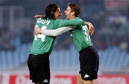 Capi y Joaquín celebran un gol en la última victoria en Anoeta.