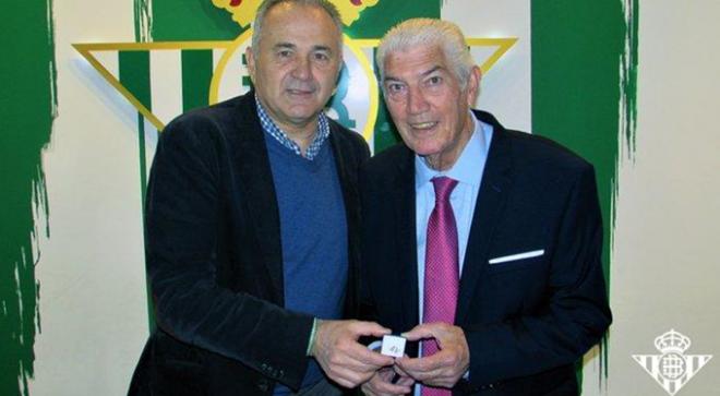 Rogelio recibe el premio a manos de Rafael Gordillo. (Foto: RBB).