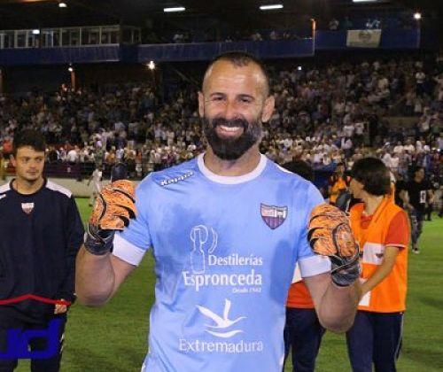 Toni Doblas, con la camiseta del Extremadura.