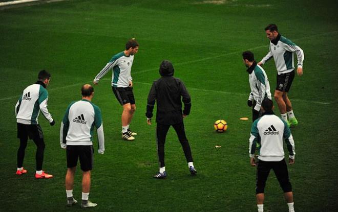 Varios jugadores del Betis, en el entrenamiento.