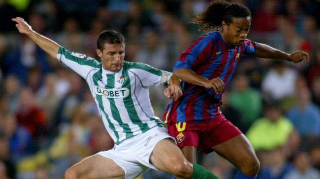 Fernando Varela, con Ronaldinho, en un Barcelona-Betis.