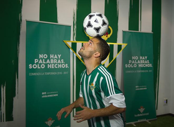 Durmisi aguanta el balón con la cabeza.