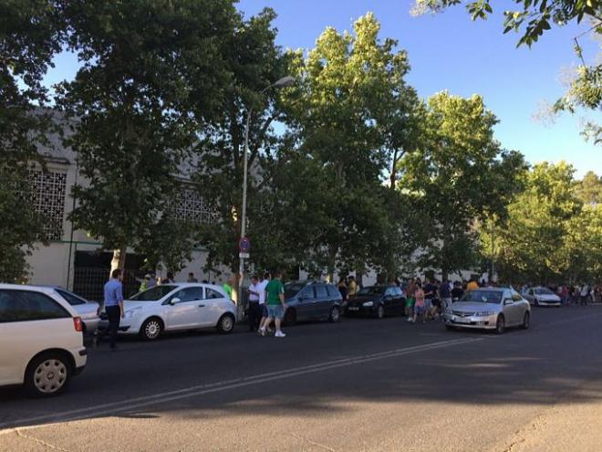 Aficionados, acercándose al Gol Sur antes del derribo.