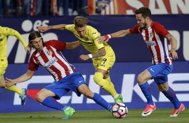 Samu Castillejo intenta marcharse de Filipe Luis y Saúl.