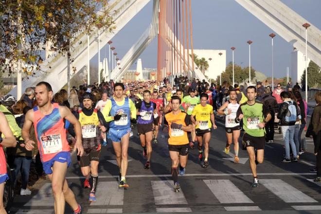 La media maratón recorrió las calles de Sevilla.