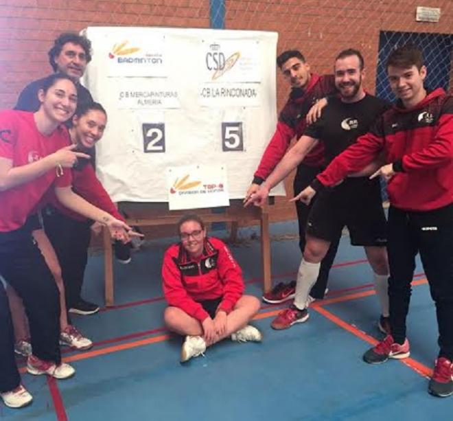 Los jugadores del Bádminton Rinconada, con el marcador.