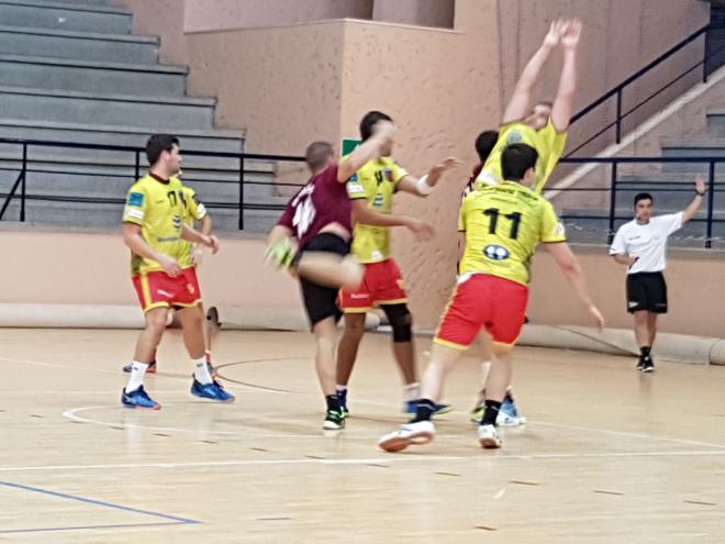 Imagen del partido Balonmano Triana en San Fernando.