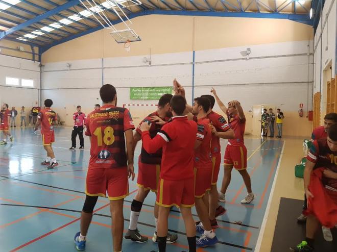 Los jugadores del Balonmano Triana festejan la victoria.