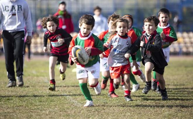 Los pequeños durante los partidos de rugby.