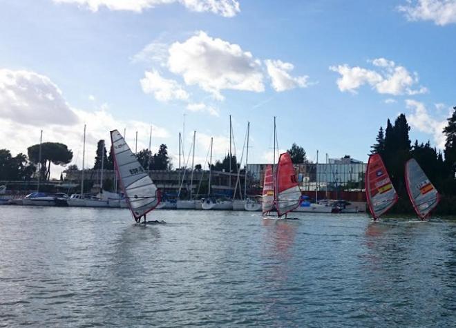 Imagen de la competición celebrada en las aguas del Guadalquivir.