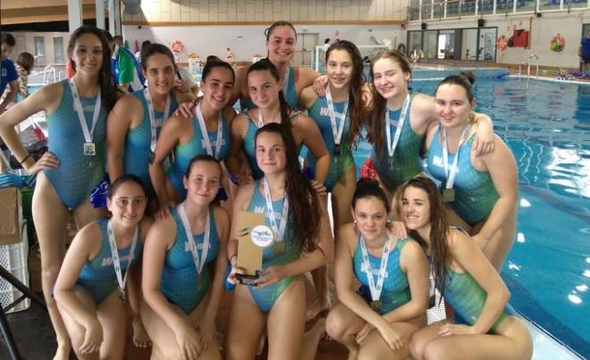 Las jugadores del CW Dos Hermanas, celebrando el campeonato.