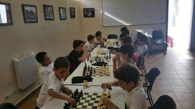 Los niños disfrutan con el ajedrez.