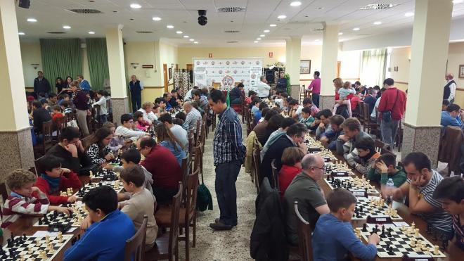 Muchas partidas de ajedrez en Tablada.