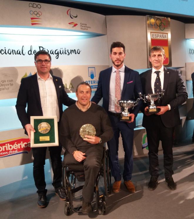 La delegación sevillana posa con sus trofeos.