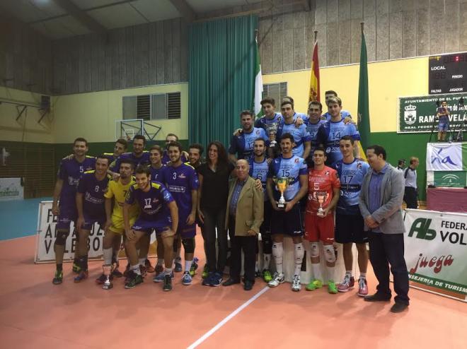 Foto familia con equipos masculinos y autoridades.