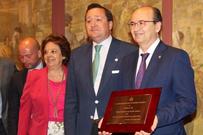 Castro, recogiendo el reconocimiento de ASET.