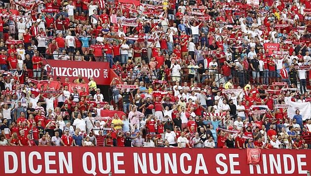 Afición del Sevilla en el estadio.