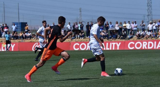 Cabalgada de Pozo en el partido ante el Valencia. (FOTO: SFC)