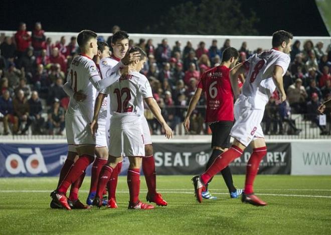 Los jugadores del Sevilla celebran uno de los goles en Formentera.