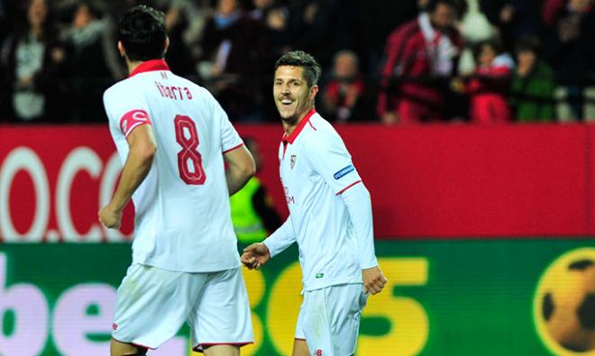 Jovetic celebra un gol con el Sevilla (Foto: Kiko Hurtado).