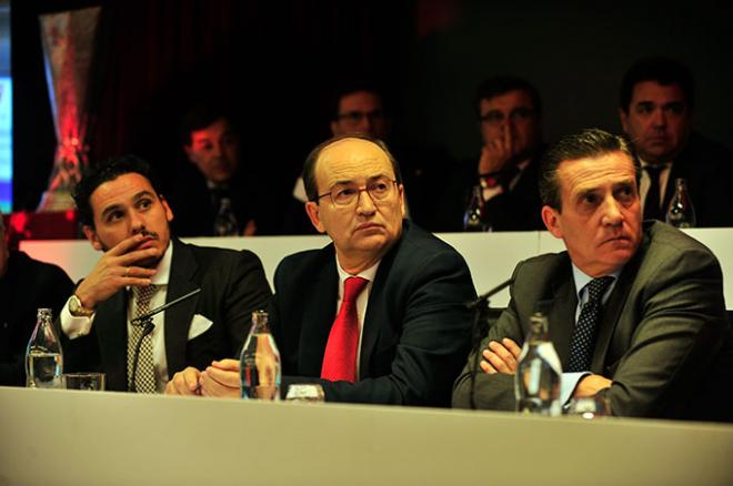 Del Nido, Castro y Cruz, en la junta.