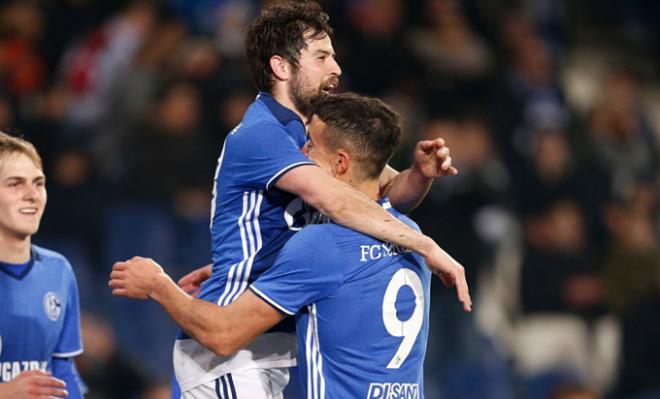 Coke celebra su gol con el Schalke 04.