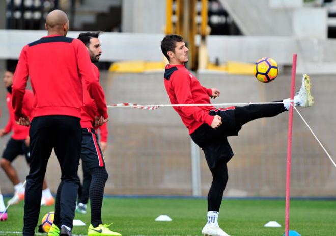 Jovetic entrenando con el resto de sus compañeros. (FOTO: Kiko Hurtado).