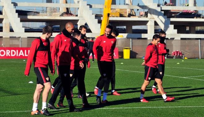Imagen del entrenamiento del Sevilla . (FOTO: Kiko Hurtado).