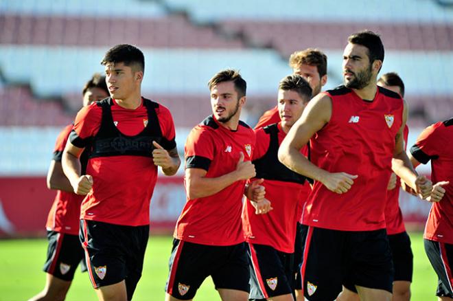 Los jugadores del Sevilla, haciendo carrera continua. (FOTO: Kiko Hurtado)