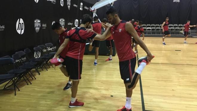 Iborra y Pareja, entrenando en Orlando. (FOTO: Sevilla FC)