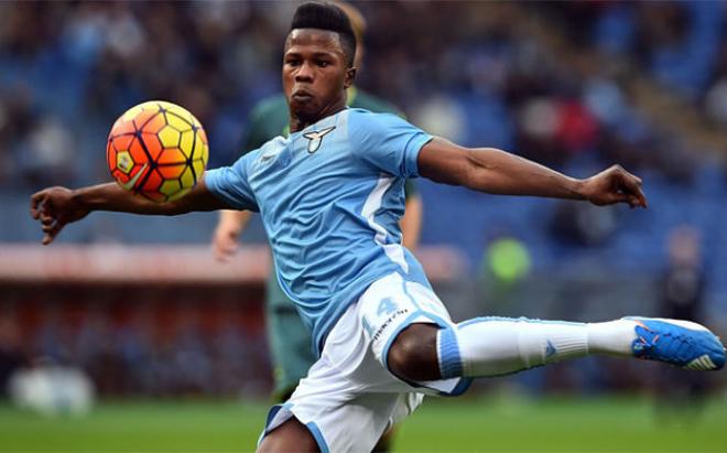 Keita Baldé jugando con la Lazio.