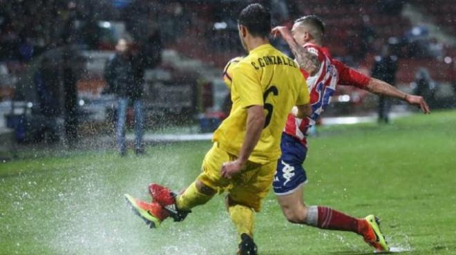 Cristian González despeja un balón ante la presencia de un rival. (FOTO: LaLiga)