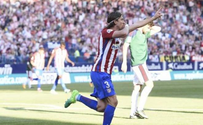 Filipe Luis celebra su gol ante Osasuna.