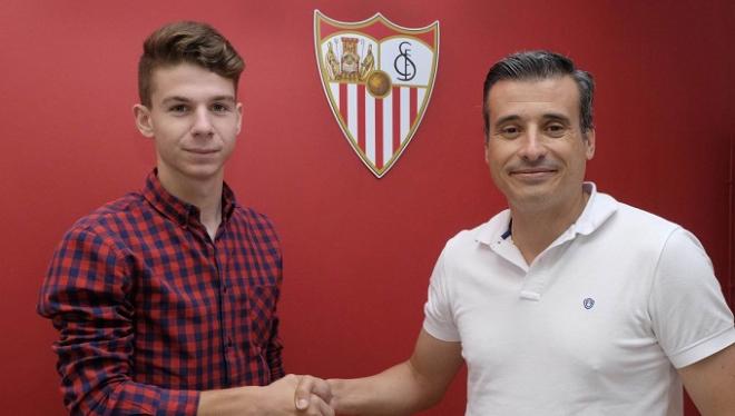 José María Amo, acordando su renovación. (FOTO: Sevilla FC)