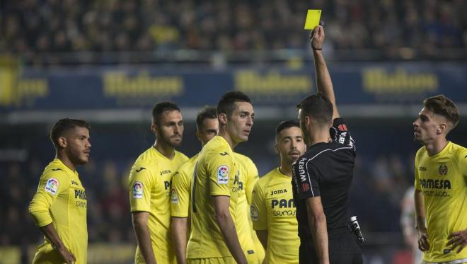 Gil Manzano muestra la amarilla a Bruno tras el penalti.