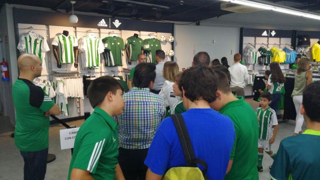 Varios aficionados del Betis en la tienda oficial del estadio.