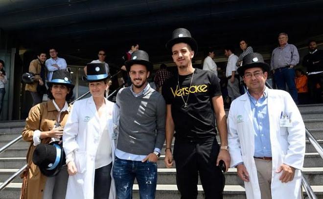 Pablo Sarabia y Zou Feddal en el en el Hospital Infantil Virgen del Rocío (foto: Kiko Hurtado).