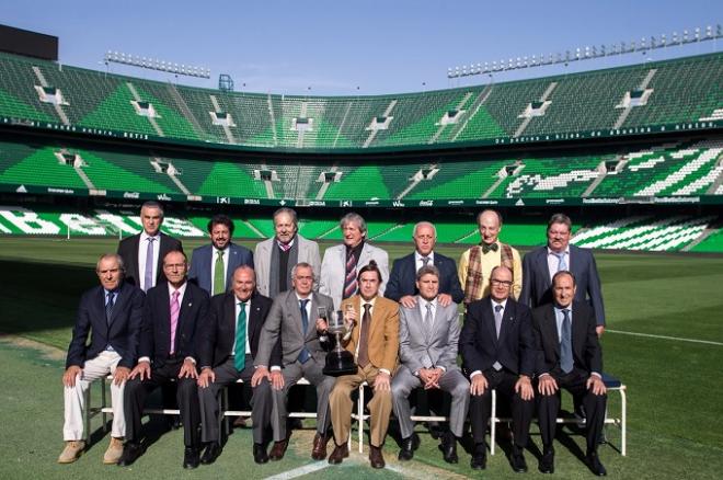 Los campeones del 77, en el Benito Villamarín. (FOTO: RBB)