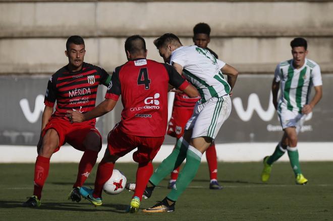 Loren intenta un disparo (Foto: Real Betis).