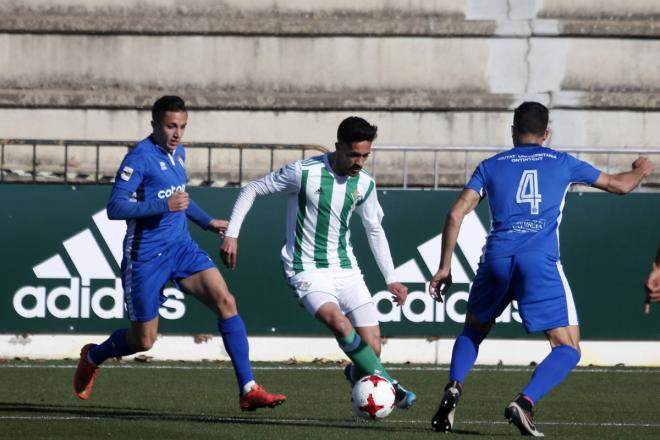 Iván Navarro intenta marcharse de dos rivales (Foto: Real Betis).