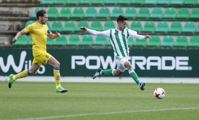 Iván Navarro intenta un disparo (Foto: Real Betis).