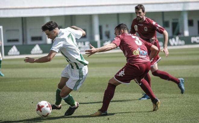 El bético Rober en una acción del partido (foto: RBB).