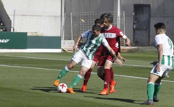 Julio Gracia controla un balón ante un jugador del San Fernando (foto: RBB).