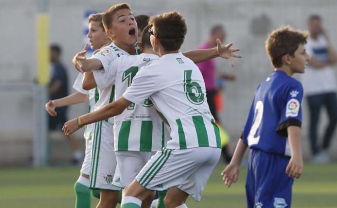 Los jugadores del Betis celebran un gol (foto: LaLiga Promises).